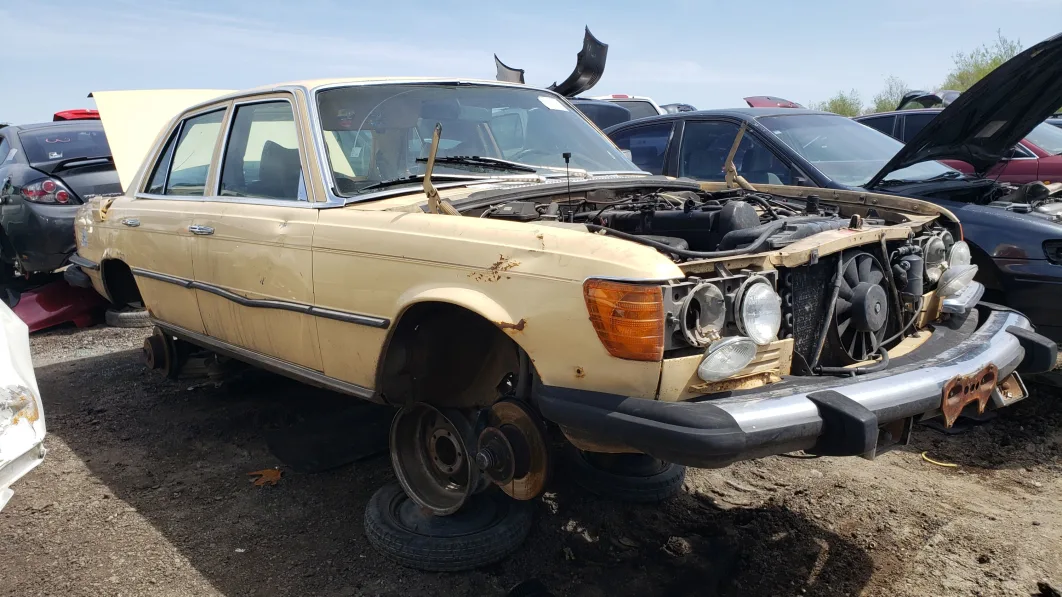 00 - 1980 Mercedes-Benz 300D in Colorado wrecking yard - photo by Murilee Martin