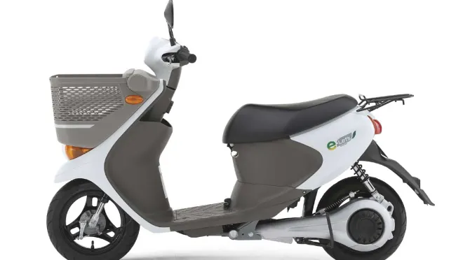 Suzuki e-Let's electric scooter coming to Japan, Panasonic