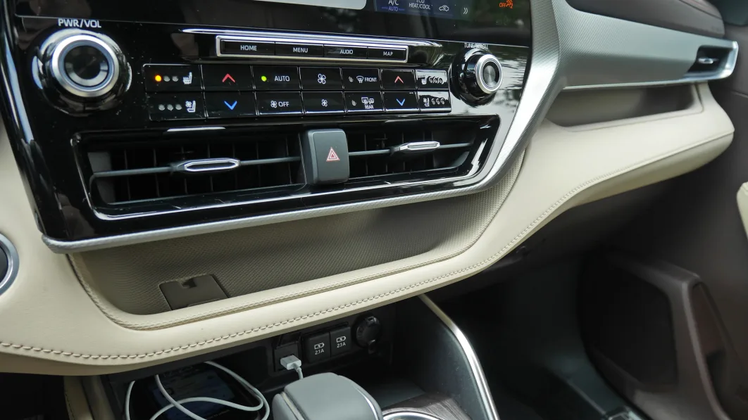 2020 Toyota Highlander Platinum interior trays