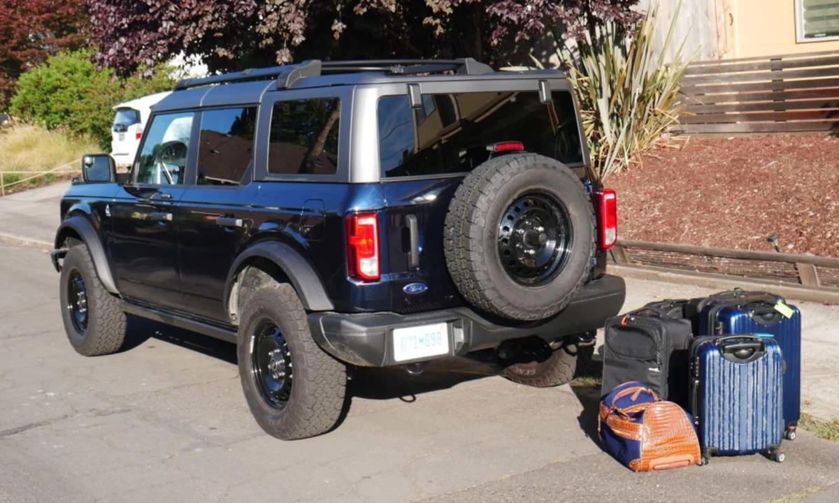 Ford Bronco 4-Door vs Jeep Wrangler Luggage Test | How much cargo space? -  Autoblog